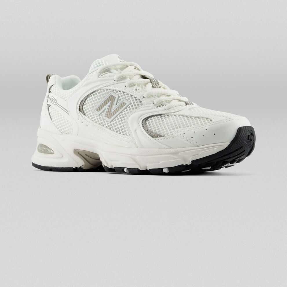 New Balance 530 en blanco con detalles plateados, malla y suela negra